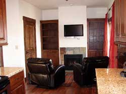 Executive apartment for rent in Pinedale.. Leather furniture, hardwood floors, washer/dryer, full kitchen, stainless appliances, granite counters, marble baths, flat screen TV. Utilities included. 
