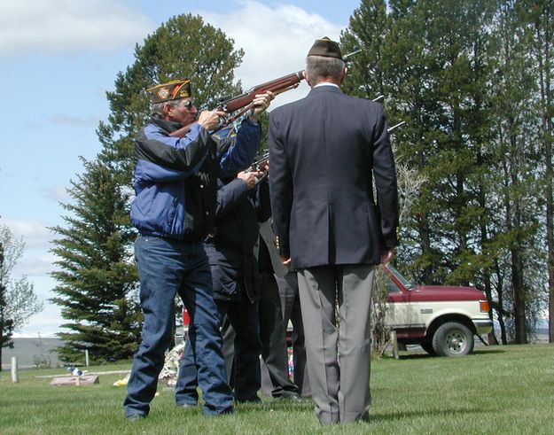 Firing a salute. Photo by Pinedale Online.