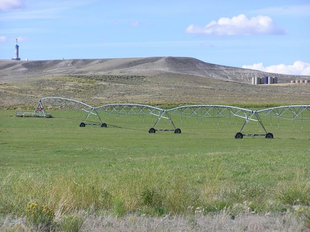 Agriculture and drilling. Photo by Pinedale Online.