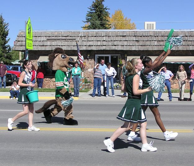 Wrangler Cheerleaders. Photo by Pinedale Online.