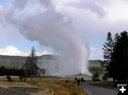 Old Faithful erupts. Photo by Pinedale Online.