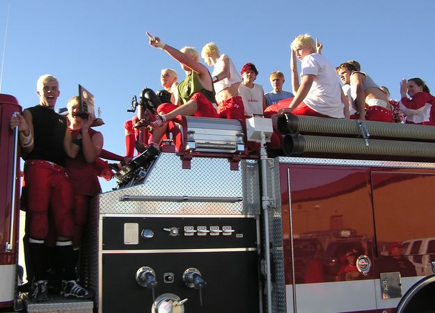 Loading onto the firetrucks. Photo by Pinedale Online.