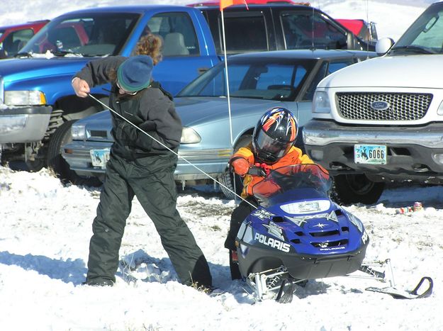 Sideline Snowmobiler Kid. Photo by Pinedale Online.