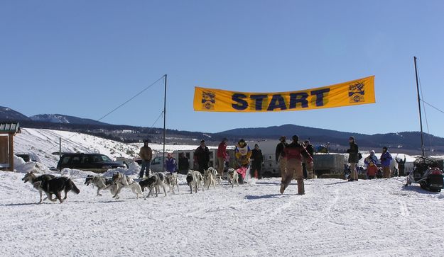 Swingley race start. Photo by Dawn Ballou, Pinedale Online.
