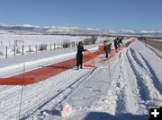 Putting up race fence. Photo by Dawn Ballou, Pinedale Online.