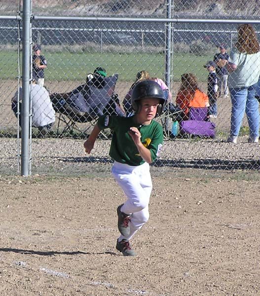 Running to first base. Photo by Pinedale Online.