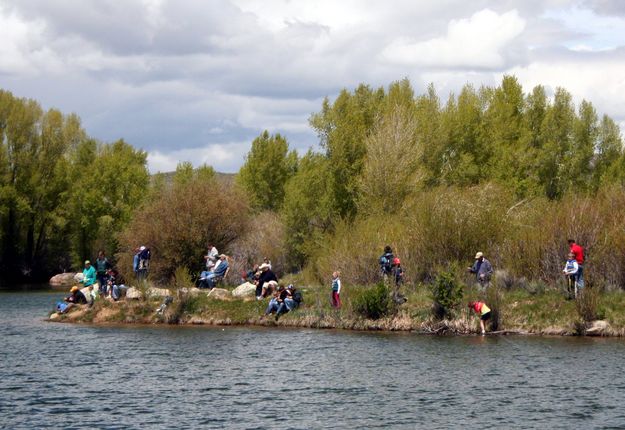 Fishing Crowd. Photo by Pinedale Online.