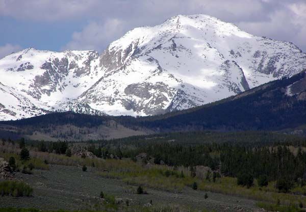 Snow covered mountains. Photo by Pinedale Online.