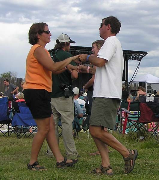 Swinging to the blues. Photo by Dawn Ballou, Pinedale Online.