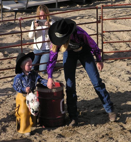 Help for little barrel racer. Photo by Dawn Ballou, Pinedale Online.