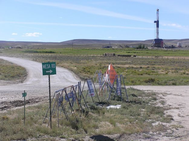 Drilling on the Mesa. Photo by Pinedale Online.