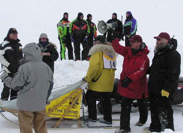 Boulding at race start line. Photo by Dawn Ballou, Pinedale Online.