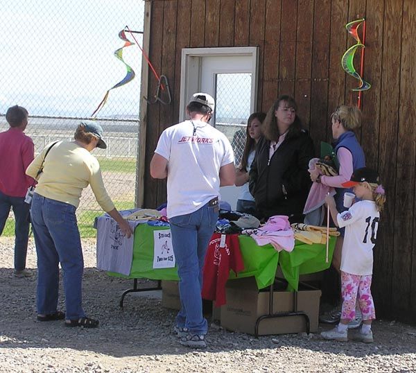 Selling t-shirts. Photo by Dawn Ballou, Pinedale Online.