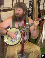 Tony Messerly Many Strings. Photo by Dawn Ballou, Pinedale Online.