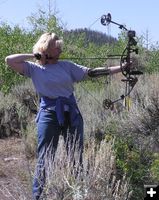 T Kirko takes aim. Photo by Dawn Ballou, Pinedale Online.