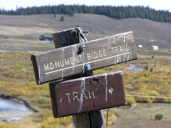 Monument Ridge Trail Sign. Photo by Dawn Ballou, Pinedale Online.