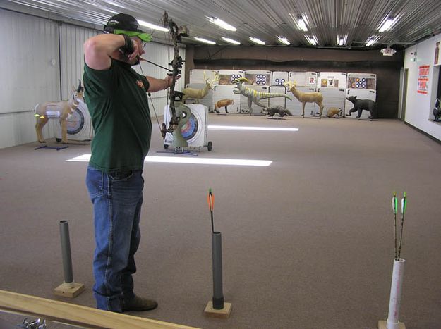 Andy McGinnis shoots. Photo by Dawn Ballou, Pinedale Online.