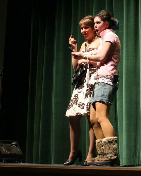 Morgan and Kathryn sing. Photo by Pam McCulloch, Pinedale Online.