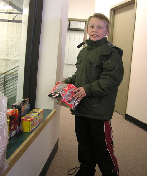 Shaun adds a gift. Photo by Dawn Ballou, Pinedale Online.