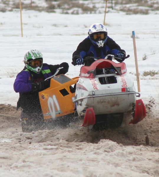 01 and 911 race. Photo by Clint Gilchrist, Pinedale Online.