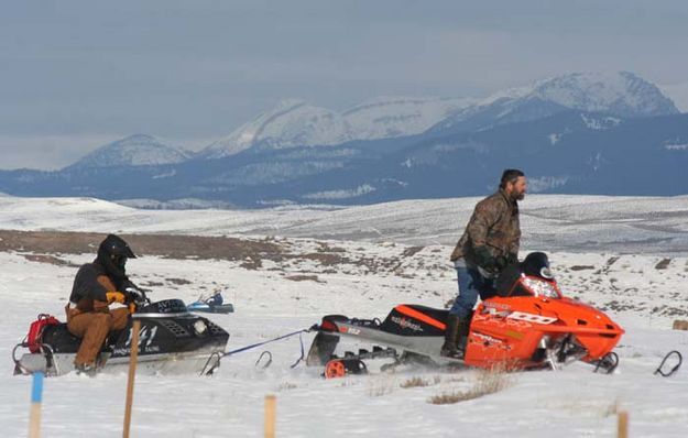 141 gets a tow. Photo by Clint Gilchrist, Pinedale Online.