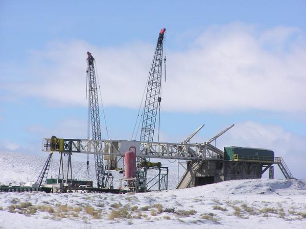 Taking down the rig. Photo by Dawn Ballou, Pinedale Online.