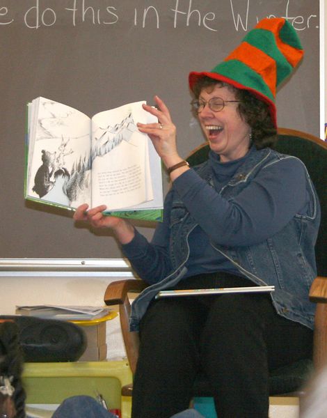 Nancy McDaniel reads. Photo by Pam McCulloch, Pinedale Online.