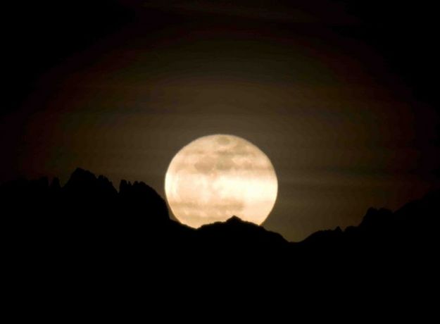 Moon Rise over Mt Bonneville. Photo by Dave Bell.