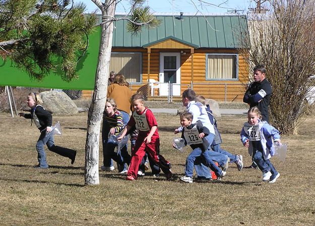 Money Scramble Start. Photo by Dawn Ballou, Pinedale Online.