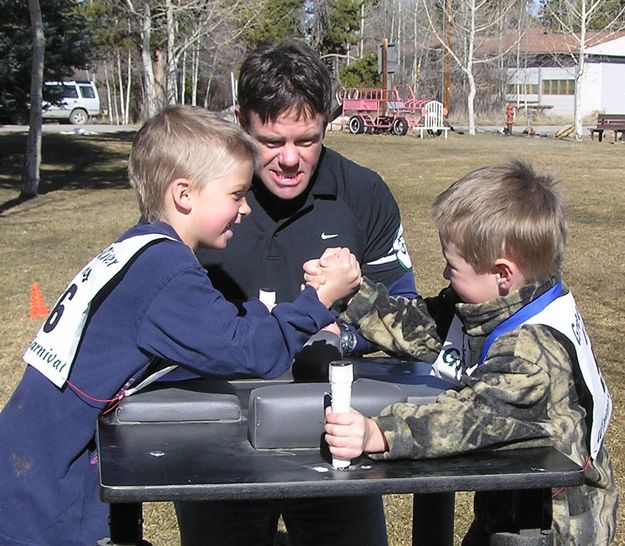 Arm Wrestling. Photo by Dawn Ballou, Pinedale Online.