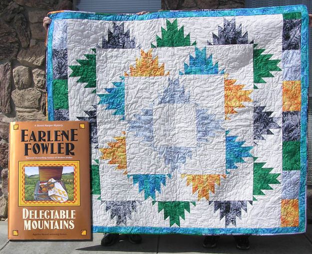 Quilt and autographed book. Photo by Dawn Ballou, Pinedale Online.