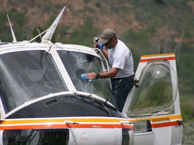 Cleaning Windshield. Photo by Dawn Ballou, Pinedale Online.
