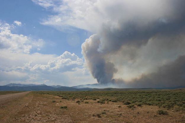 Fire moving south. Photo by Dawn Ballou, Pinedale Online.