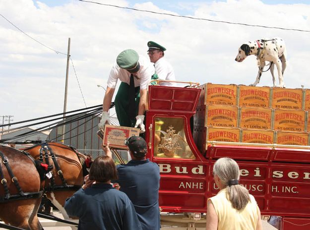 Handing it down. Photo by Dawn Ballou, Pinedale Online.