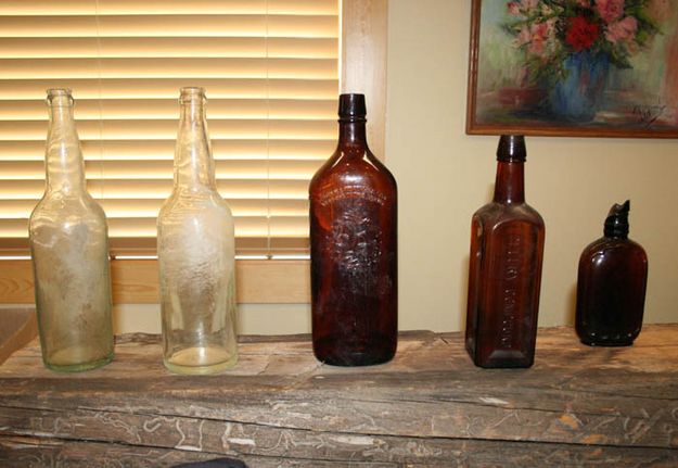 Old bottles. Photo by Dawn Ballou, Pinedale Online.