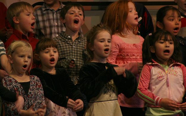 Singing their hearts out. Photo by Pam McCulloch, Pinedale Online.
