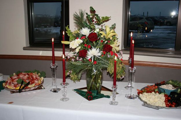 Holiday Flowers. Photo by Dawn Ballou, Pinedale Online.