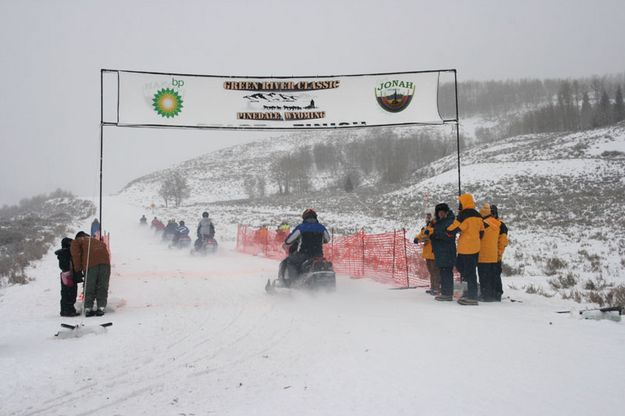 Snowmobilers turn. Photo by Dawn Ballou, Pinedale Online.