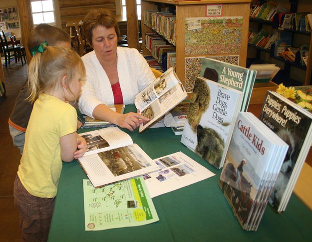 Answering Questions. Photo by Pam McCulloch, Pinedale Online.