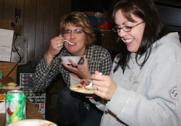 Loving that Chili. Photo by Pam McCulloch, Pinedale Online.