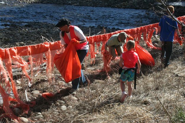 Pine Creek Clean Up. Photo by Pam McCulloch, Pinedale Online.
