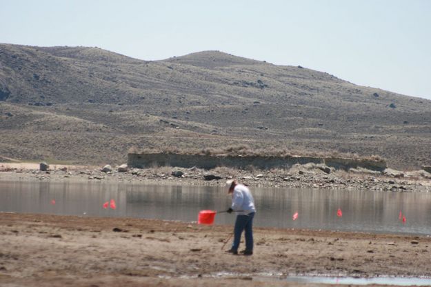 Placing Flags. Photo by Dawn Ballou, Pinedale Online.