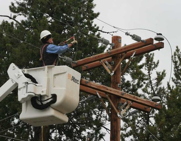 Repairing lines. Photo by Dawn Ballou, Pinedale Online.