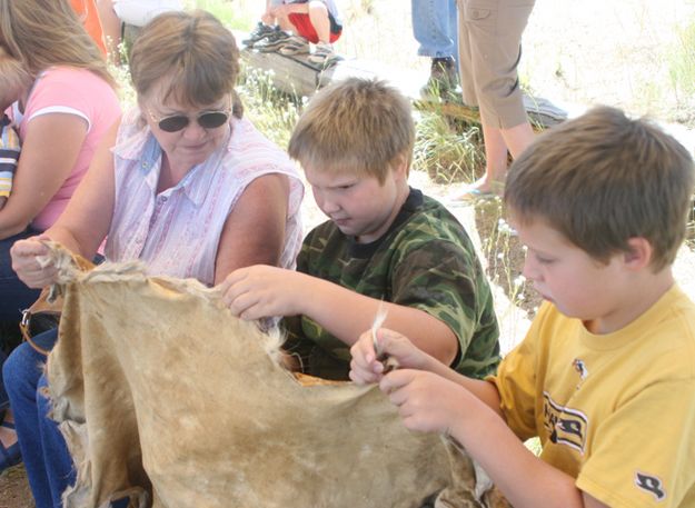 Hands on. Photo by Pam McCulloch, Pinedale Online.