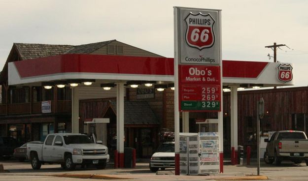 Cheap gas at Obo's. Photo by Dawn Ballou, Pinedale Online.