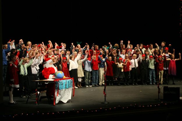Broadway Santa Songs. Photo by Pam McCulloch, Pinedale Online.