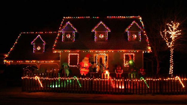 Cheery Holiday Lights. Photo by Dawn Ballou, Pinedale Online.