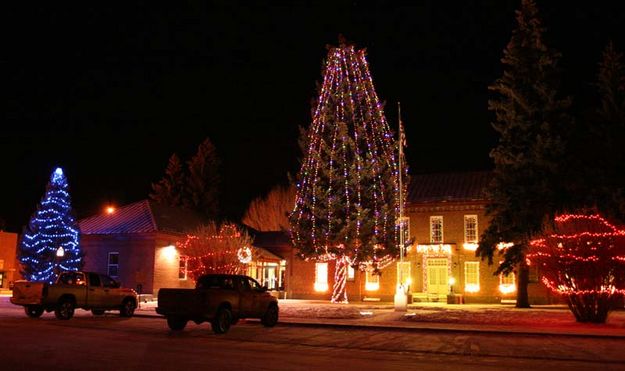 Courthouse lights. Photo by Dawn Ballou, Pinedale Online.