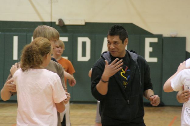 Manny with Students. Photo by Tim Ruland, Pinedale Fine Arts Council.