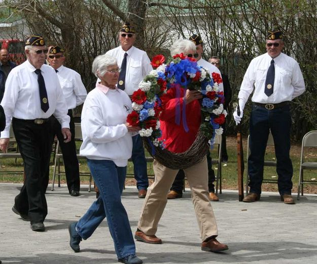 Bringing wreath. Photo by Dawn Ballou, Pinedale Online.